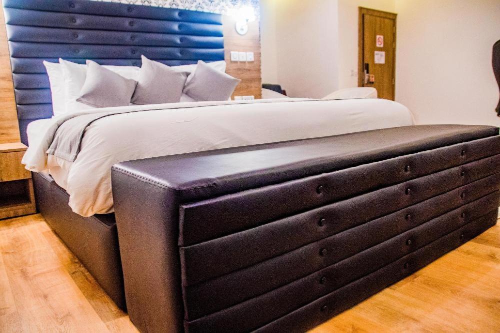 Crownsville Hotel - Airport Road Port Harcourt Esterno foto