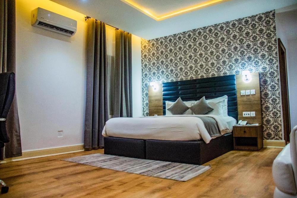 Crownsville Hotel - Airport Road Port Harcourt Esterno foto