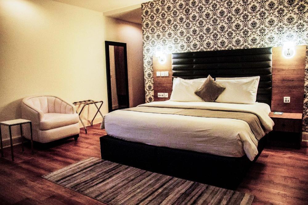 Crownsville Hotel - Airport Road Port Harcourt Esterno foto