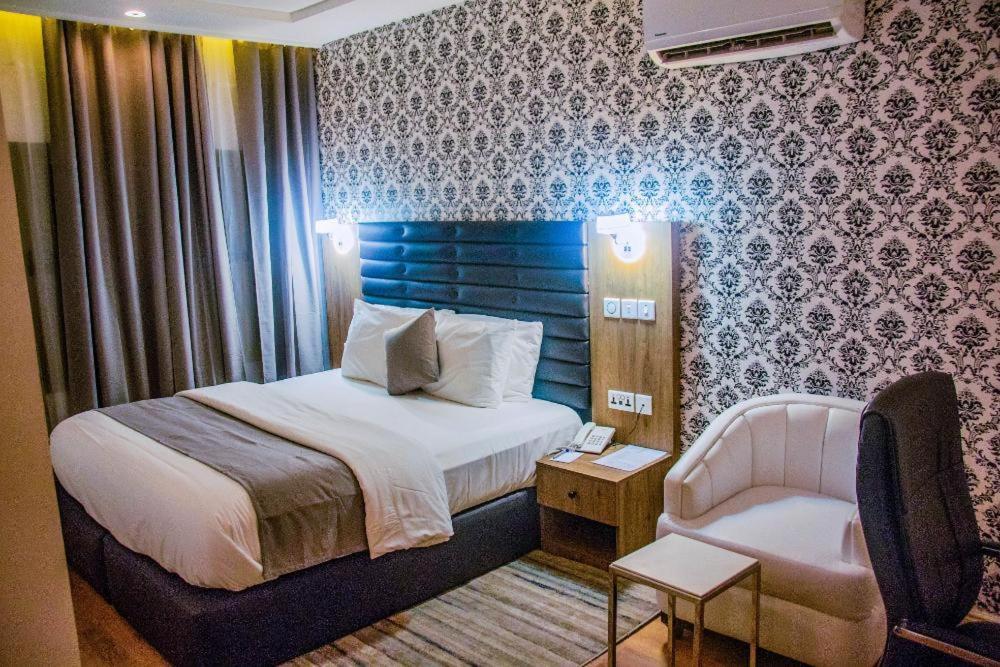 Crownsville Hotel - Airport Road Port Harcourt Esterno foto